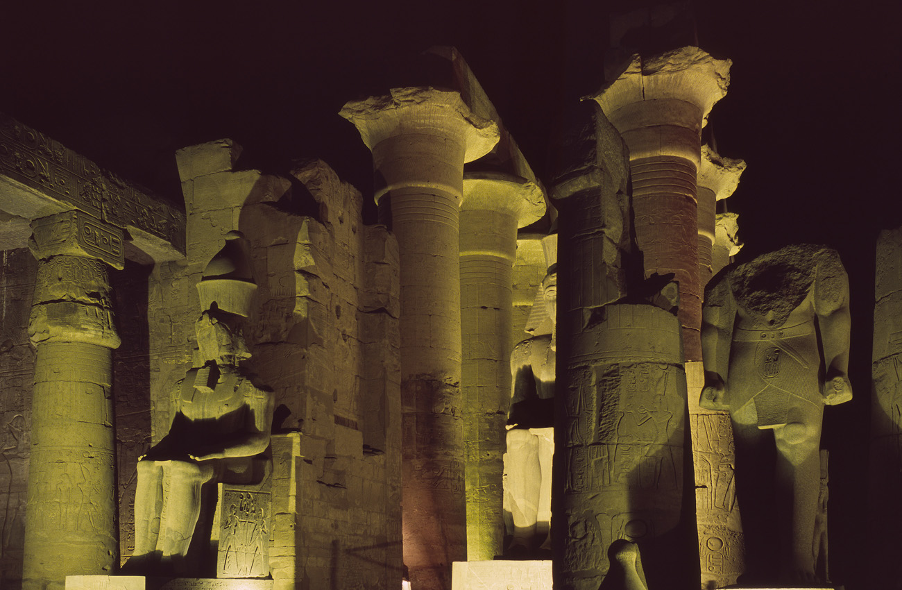 egyp03_25 luxor colonnes et statues.jpg - Thèbes Est temple de Luxor visite de nuit Provia 100 F
